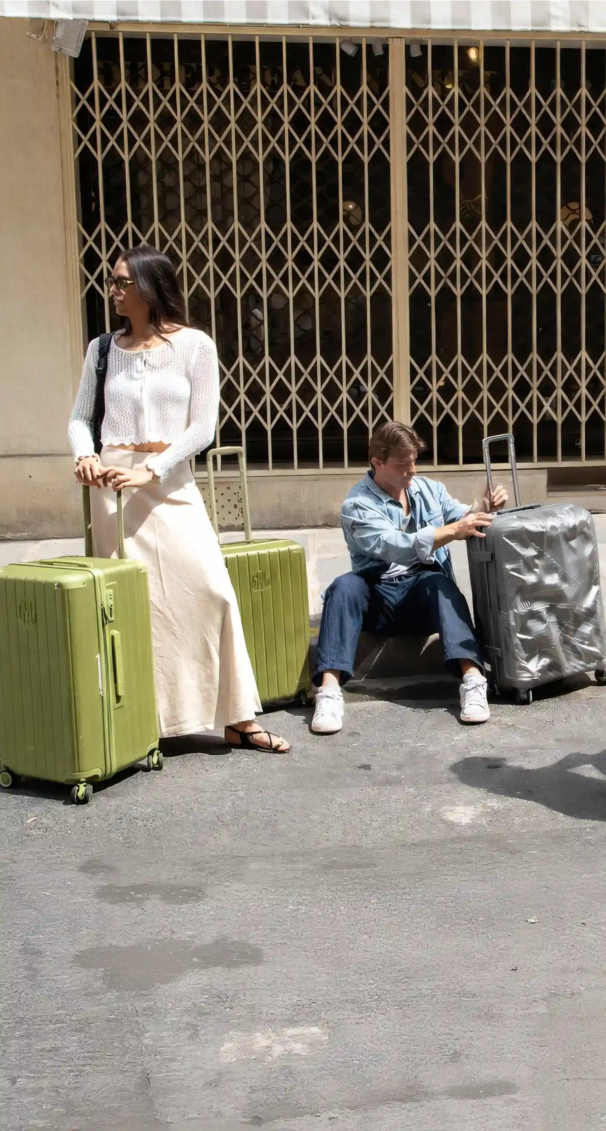 Couple avec valises GYL sapin et argent garantie a vie mobile