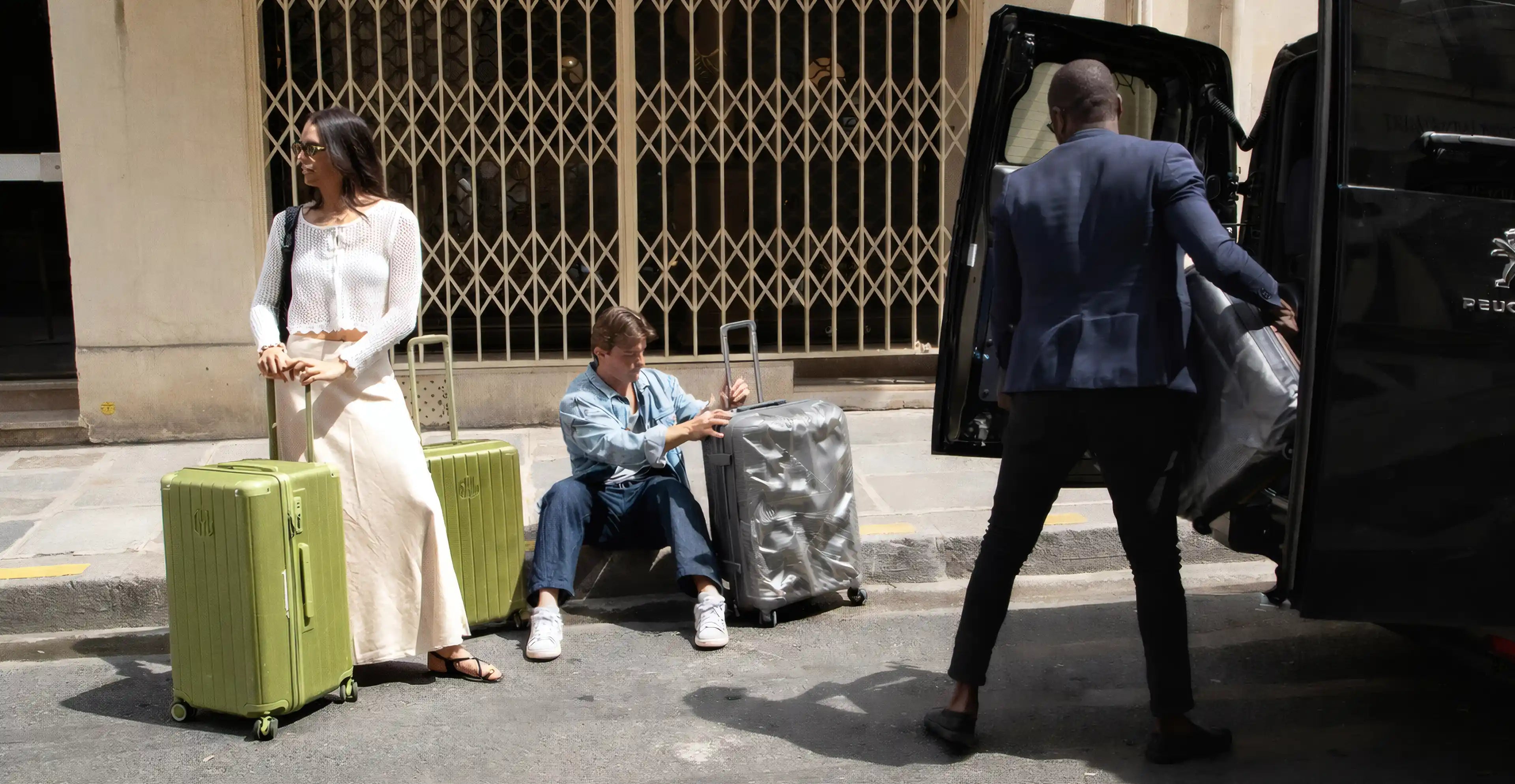 Couple avec valises GYL sapin et argent garantie a vie