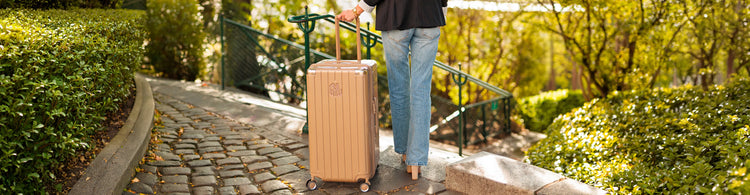 Valise Trunk L Intemporelle Champagne sur les pavés de Montmartre