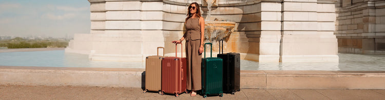 Valises Trunk Intemporelle Champagne, Rose Gold, Sapin et Noir devant une fontaine de Montmartre