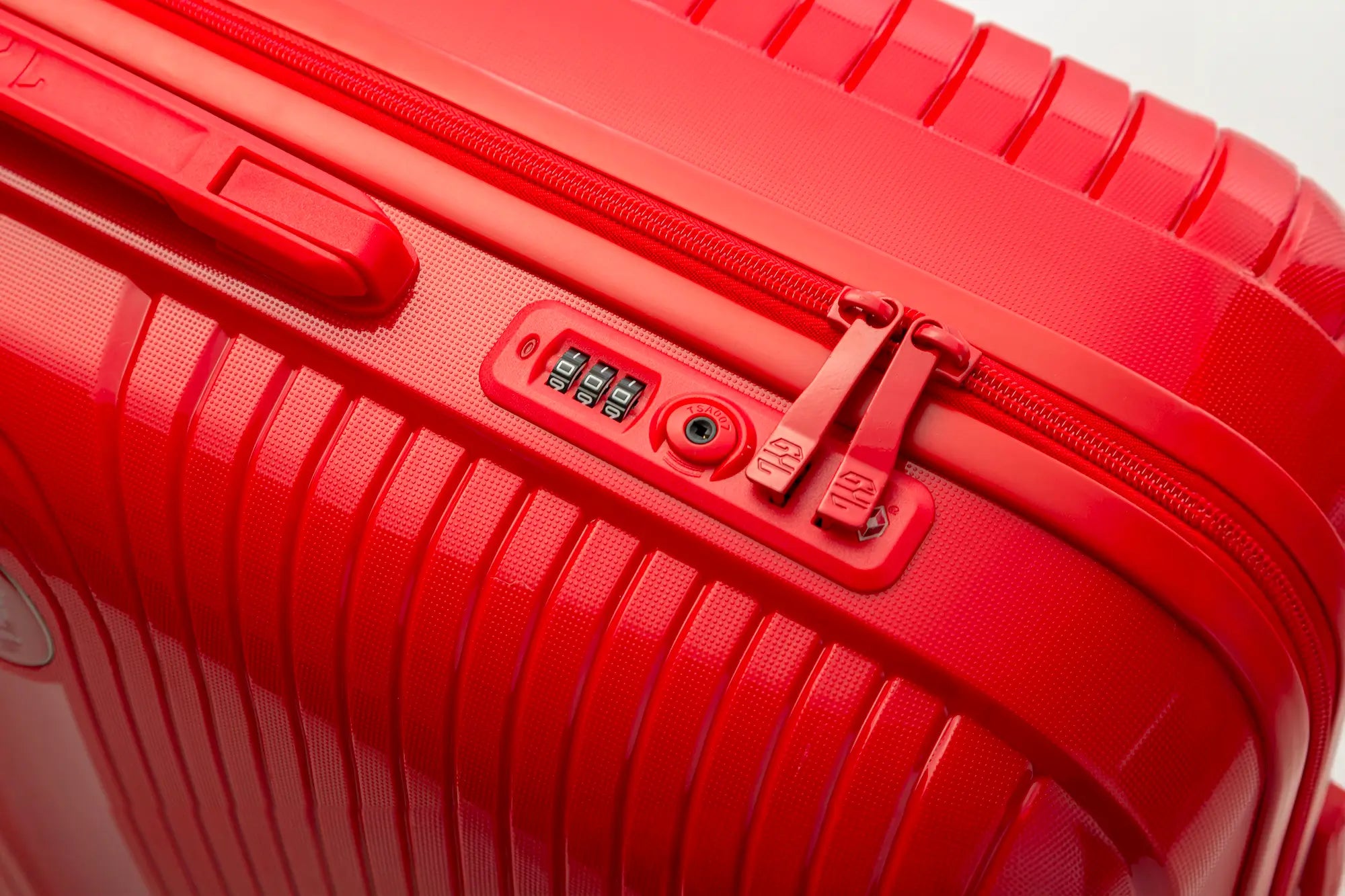Cadenas TSA intégré sur valise rigide GYL Signature rouge avec fermeture zippée sécurisée