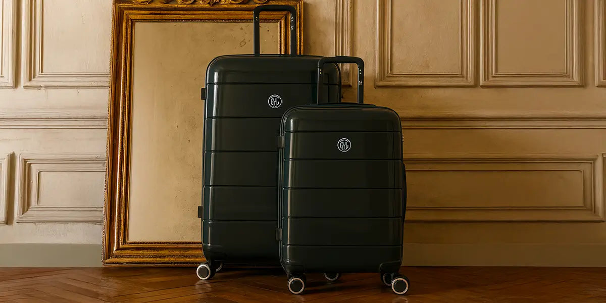 Set de 2 valises rigides GYL en polycarbonate vert foncé, tailles cabine et soute assorties, design moderne avec roulettes multidirectionnelles.