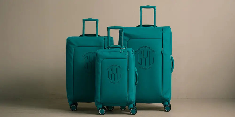 Set de 3 valises souples GYL en tissu vert, légères et résistantes, avec roulettes multidirectionnelles, idéales pour voyager en toute flexibilité.