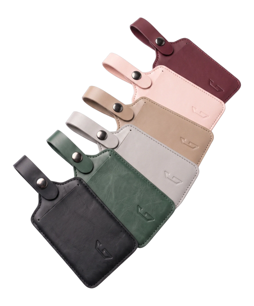 Collection d'etiquettes de bagage GYL en cuir disposees en eventail, six coloris noir sapin argent champagne rose gold et rouge fonce