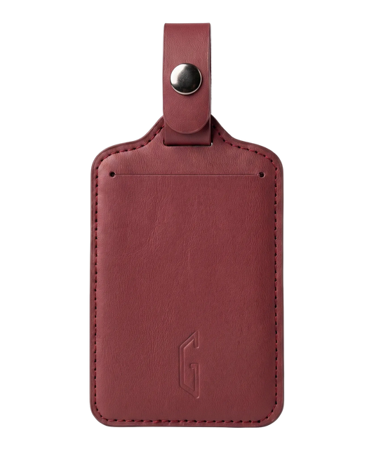 Etiquette de bagage GYL en cuir coloris rouge fonce, porte-adresse avec logo G embosse et bouton pression metallique