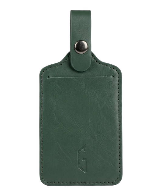 Etiquette de bagage GYL en cuir coloris vert sapin, porte-adresse avec logo G embosse et bouton pression metallique