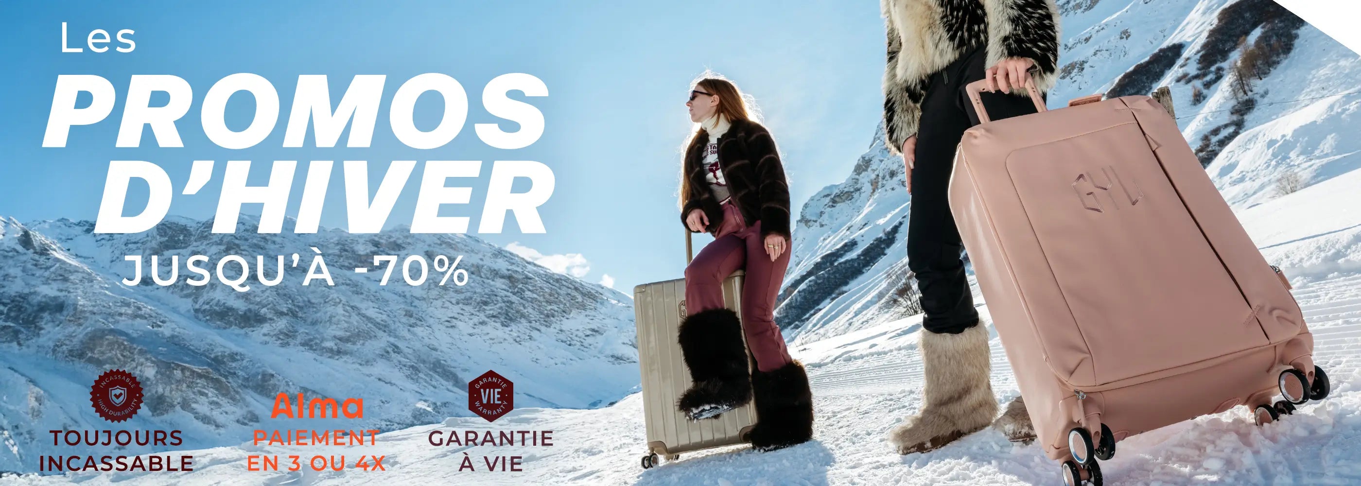 Femmes tirant des valises rigides GYL rose et beige dans un paysage de montagne en hiver, promotion jusqu’à -70 %, paiement en plusieurs fois et garantie à vie.