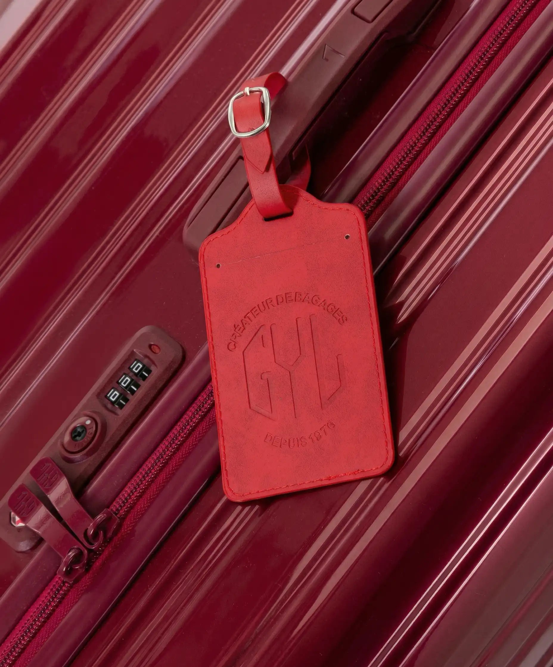 Etiquette a bagages GYL dark red accrochee sur valise Intemporelle dark red