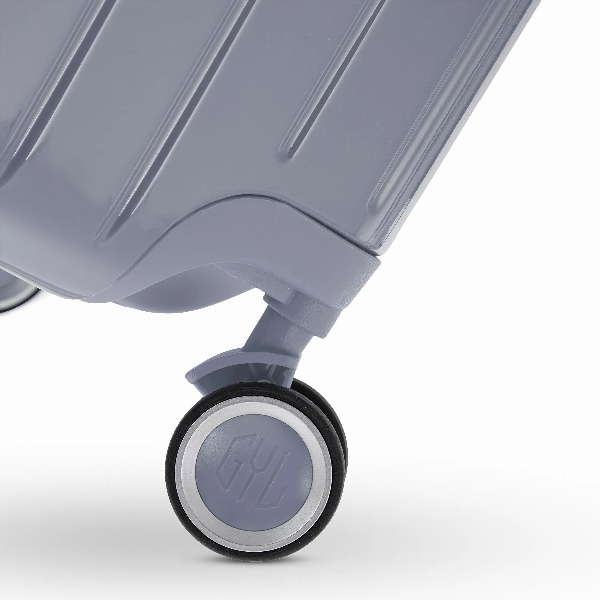 Roue double 360° de la valise GYL Intemporelle argent avec gravure du logo GYL sur le moyeu.
