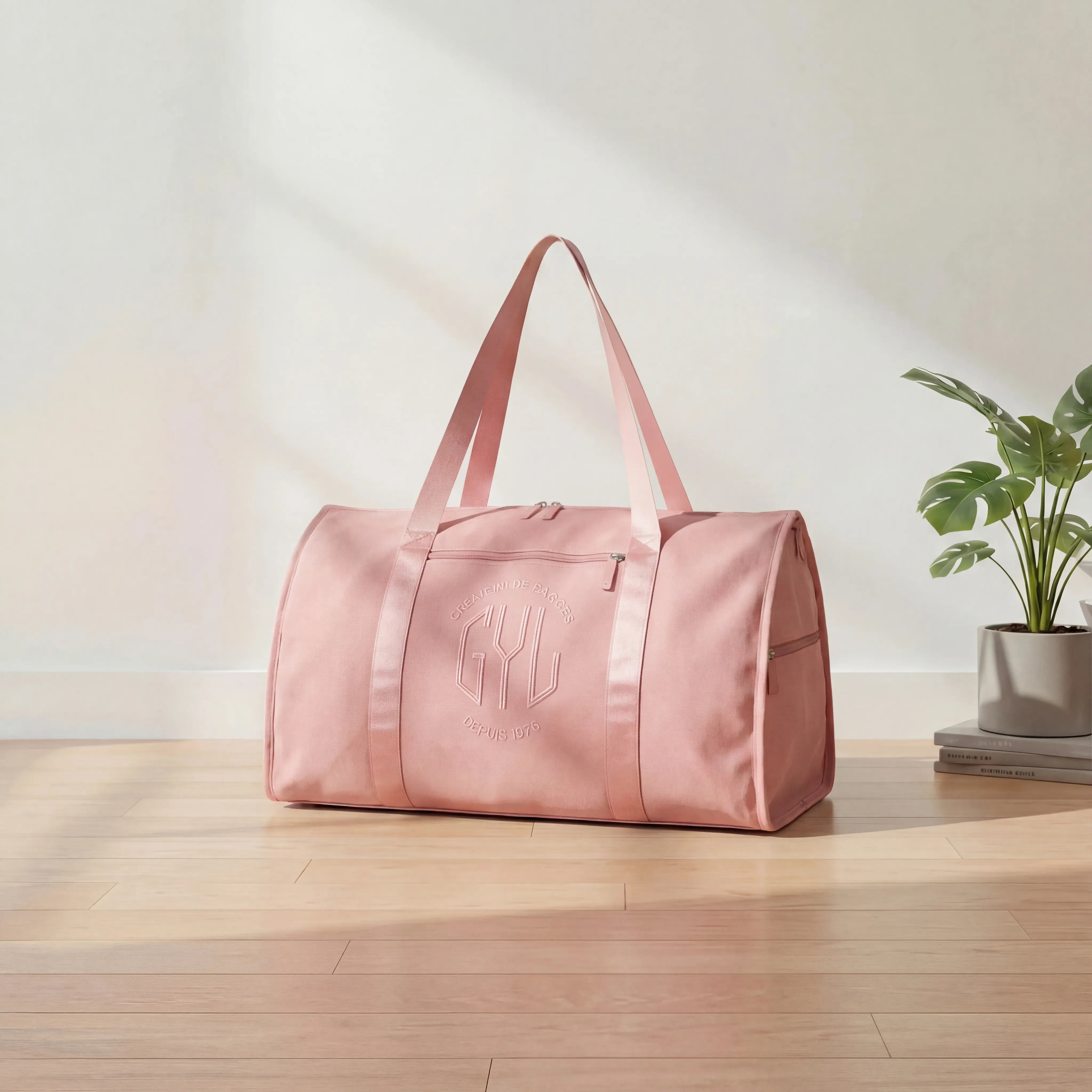 sac de voyage pliant rose gold GYL posé au sol en intérieur style moderne