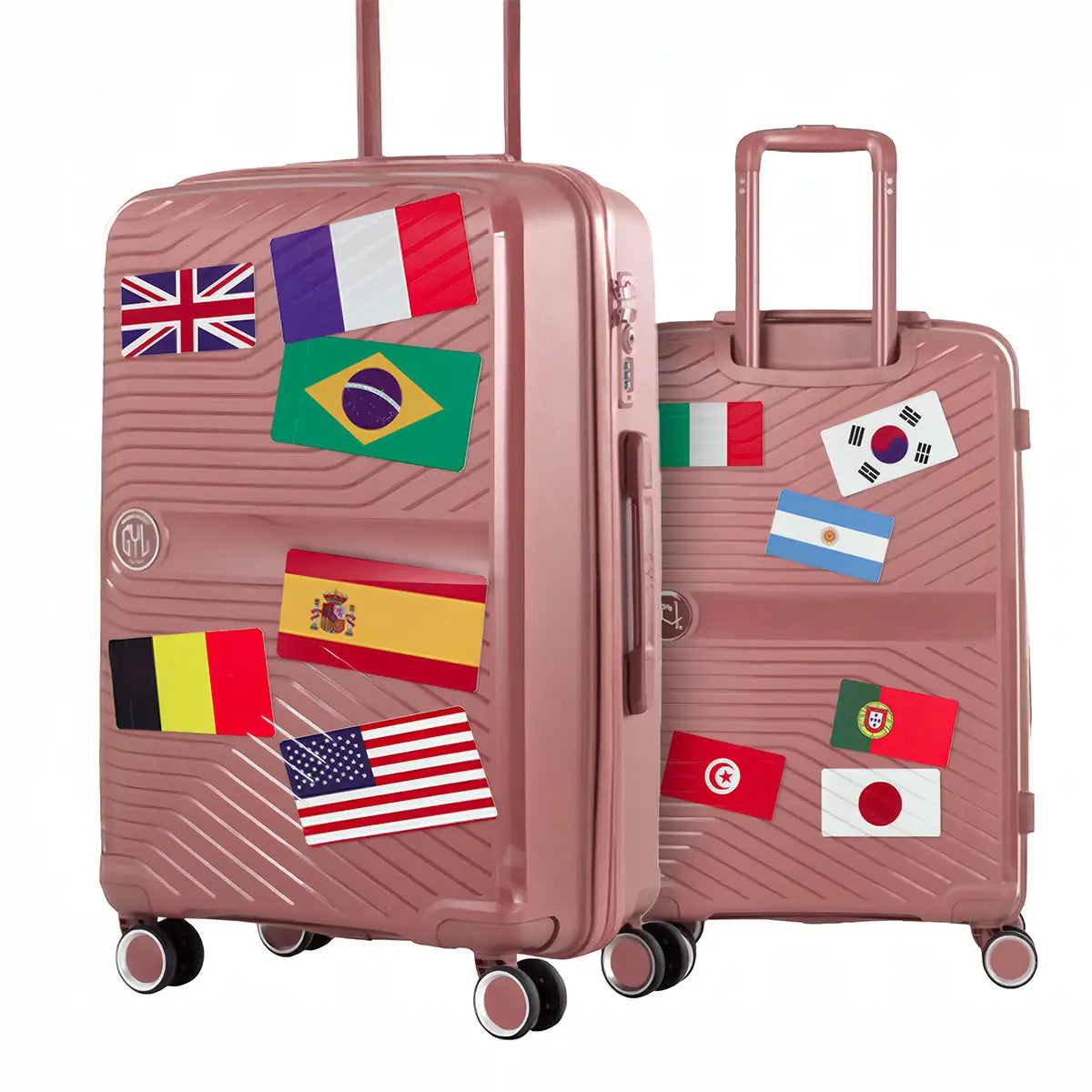 Stickers de drapeaux appliqués sur deux valises roses en situation de voyage