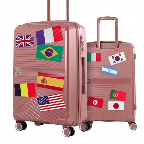 Stickers de drapeaux appliqués sur deux valises roses en situation de voyage