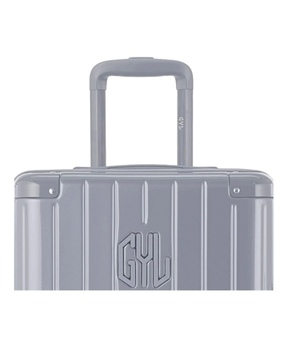 Zoom sur la poignee trolley et le logo GYL de la valise trunk L argent