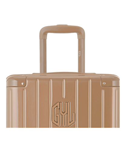 Zoom sur la poignee trolley et le logo GYL de la valise trunk L champagne
