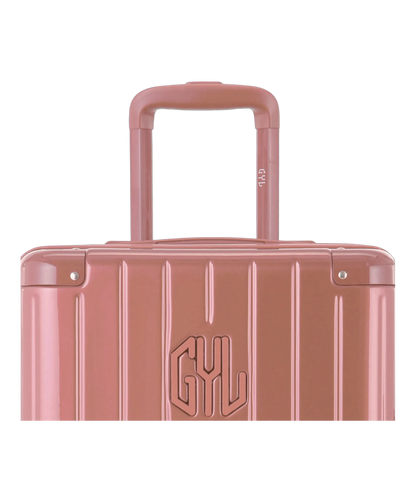 Zoom sur la poignee trolley et le logo GYL de la valise trunk L rose gold