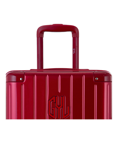 Zoom sur la poignee trolley et le logo GYL de la valise trunk L rouge fonce