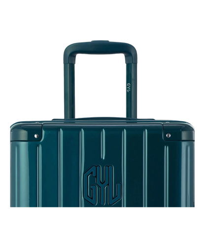 Zoom sur la poignee trolley et le logo GYL de la valise trunk L sapin
